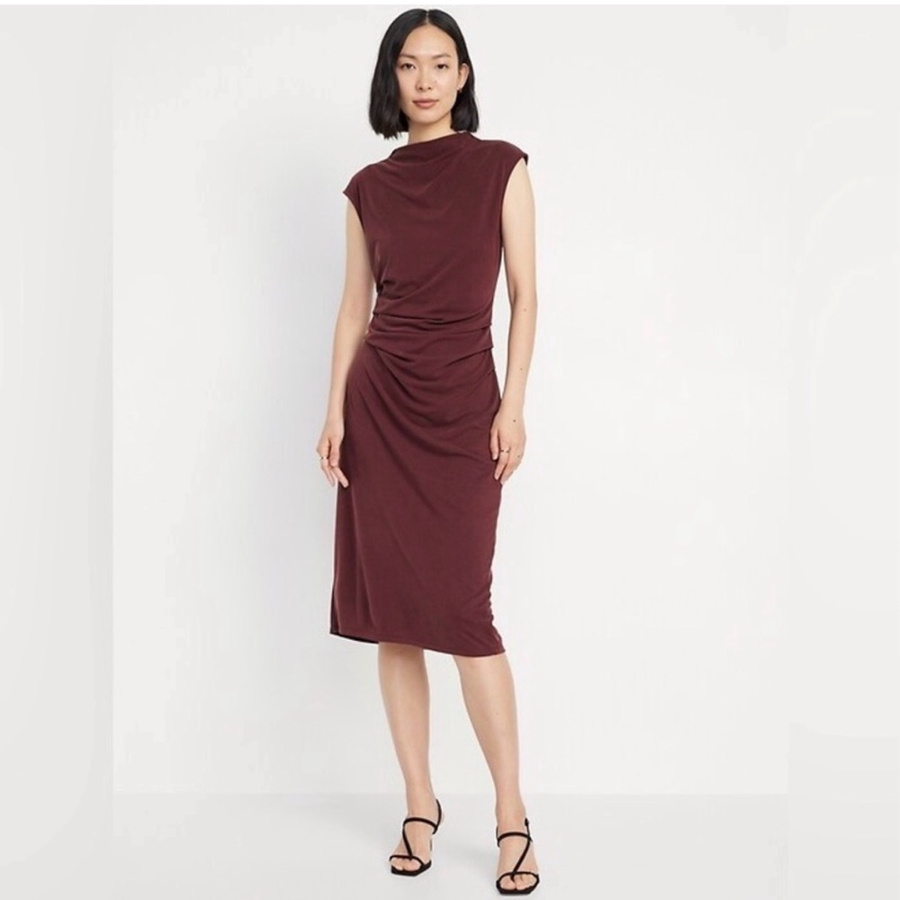 Old Navy Sleeveless Ruched Midi Dress in Wine
